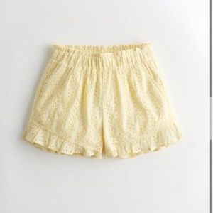 Hollister Ultra High-Rise Eyelet Ruffle Hem Short. Size Medium
